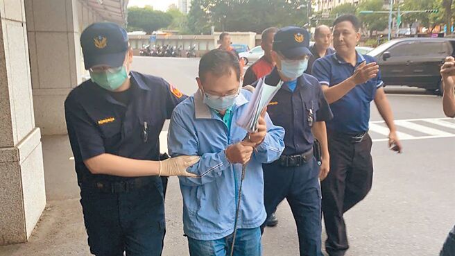 國民黨籍新北市議員黃永昌（左二）擔任民代期間，因向議會詐領2028萬餘公費助理費，被新北地檢署依貪汙治罪條例起訴。新北地方法院認為，黃永昌雖確實詐領助理補助款2千萬餘，但非挪己用，僅依偽造文書判1年徒刑、緩刑3年。（報系資料照片）