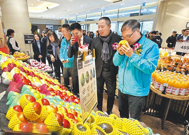 家樂福旗下頂級超市Ｍia C’bon金湖太湖店27日盛大開幕，總經理王俊超（右二）帶著金門縣副縣長李文良（右一）、昇恆昌總經理江建廷（右三）等貴賓參觀賣場，檢視頂級進口蔬果的好品質。（于家麒攝）