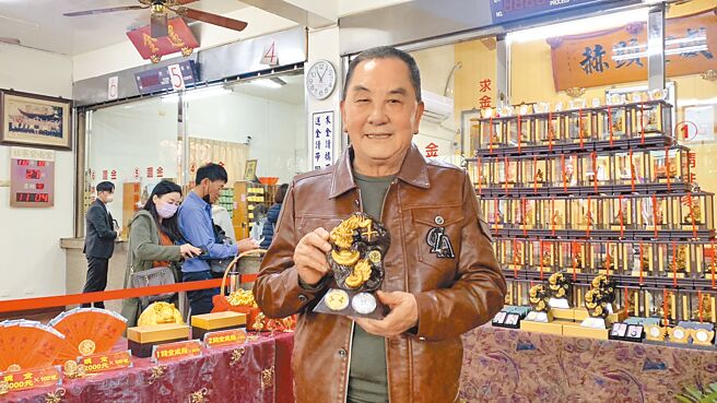 紫南宮龍年錢母27日曝光，紫南宮主委莊秋安指錢母是由國內知名龍雕塑家官勝彬設計，名為「龍抱風雨」。（曾雪蒨攝）