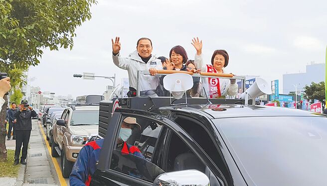 国民党总统候选人侯友宜（左）、嘉义市长黄敏惠（中）、立委候选人张秀华（右）车队27日从竞选总部出发扫街拜票。（廖素慧摄）