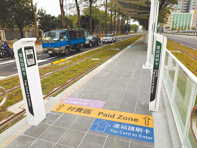 高雄轻轨大顺路段完成最后调整事项，正式获交通部营运许可，将于明年元旦起至元宵节免费试营运，因应未来将改为里程计费，高雄市捷运局与捷运公司已陆续于月台加装刷卡机。（任义宇摄）
