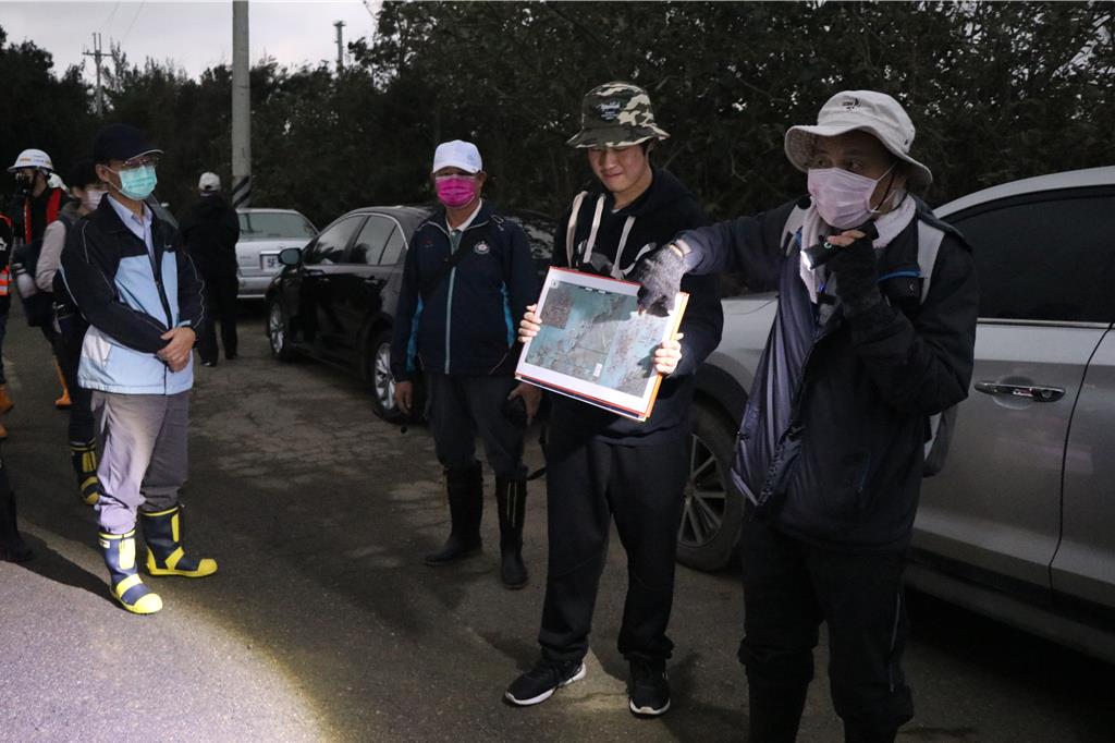 立委陳椒華29日邀珍愛藻礁公投領銜人潘忠政、台灣中油、國立台灣海洋大學與桃園市政府等單位現勘大潭藻礁。（蔡明亘攝）