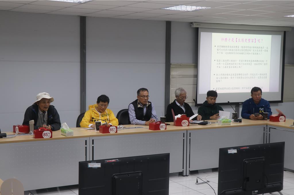 立委陳椒華29日邀珍愛藻礁公投領銜人潘忠政、台灣中油、國立台灣海洋大學與桃園市政府等單位現勘大潭藻礁，結束後開檢討會議。（蔡明亘攝）