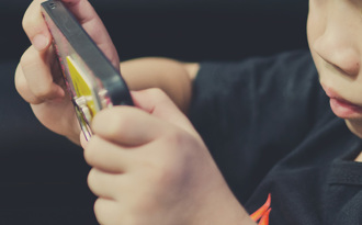 下身打麻醉上身玩手遊 男童「割禮」手術 竟不哭不鬧