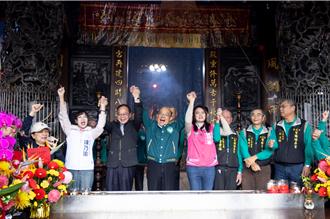 新店议员冒雨助选 曾柏瑜承诺推动碧潭商圈再造