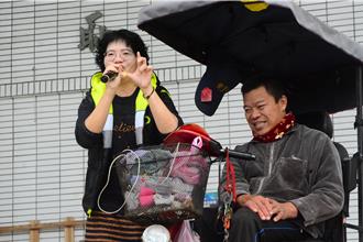 花蓮輪椅伯守護新城國小32年 師生打造金項鍊表感謝