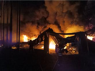 火燒菇寮！南投魚池香菇寮暗夜大火  工寮坍塌