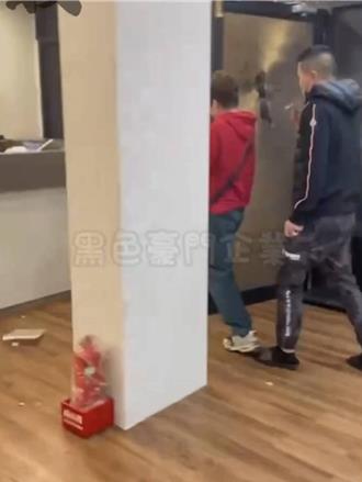 逞凶畫面曝光！口罩男持棍砸爛玻璃、裝潢 娛樂館竟未報案
