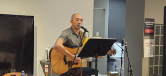 疫情期間廁所直播開唱出名  華航機長歌聲暖人心