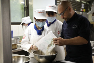 跟著名廚學料理  育達高中邀義大利餐廳Stefan主廚蒞校教學
