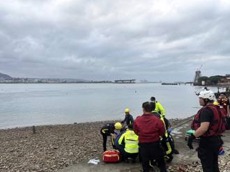 淡水河口驚見人體漂浮 消防隊救起老婦後緊急送醫