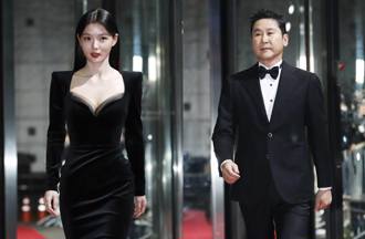 SBS演技大賞紅毯一片黑悼李善均 李聖經白禮服洩豐滿上圍超吸睛