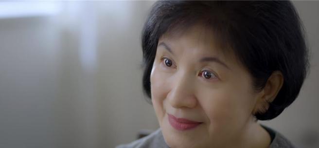 民进党公布最新竞选广告「照顾台湾的人」，请出一向低调的总统候选人赖清德夫人吴玫如入镜。(曾薏苹截图)