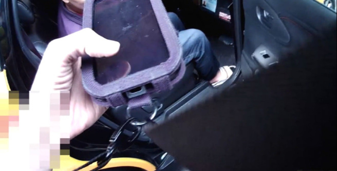 王男搭计程车没繫上安全带，由于神情紧张，警方一查他不仅是通缉犯，身上还藏有毒品。（翻摄画面）