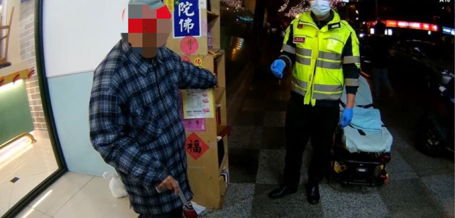 台中暖警寒夜奔波熱心協助，讓卓姓老翁能與家人團圓。（翻攝畫面）