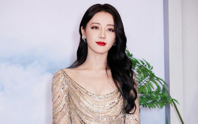 迪麗熱巴最近登上大陸熱門綜藝節目《花兒與少年》。（圖／迪麗熱巴 微博）