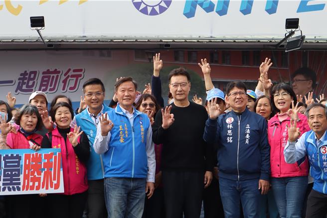 国民党副总统候选人赵少康（中）29日到新竹县陪同立委林思铭扫街拜票。（邱立雅摄）