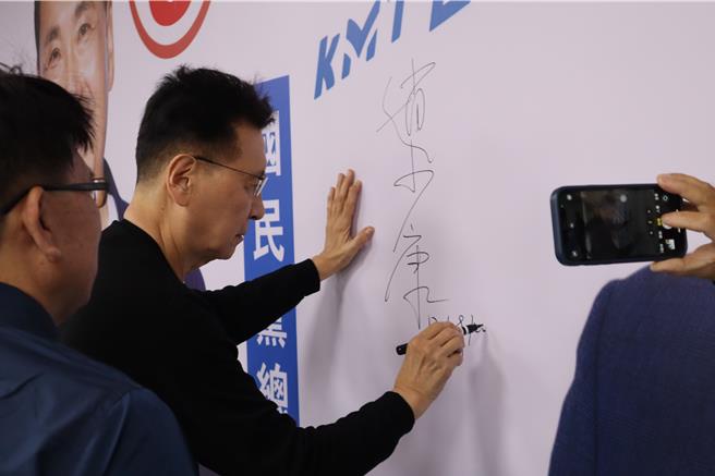 国民党副总统候选人赵少康29日到新竹县竹北陪同立委林思铭扫街拜票，并在林思铭竞总签下大名。（邱立雅摄）