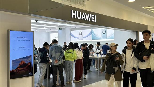 大陸華為輪值董事長胡厚崑29日在新年致辭中表示，華為經營基本回歸常態，預計2023年實現銷售收入超過7000億元人民幣。（摘自中新社）