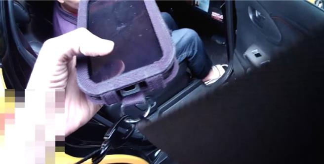 警方发现后座的王男神色紧张，随后查出他是诈欺通缉犯。（翻摄照片／林郁平台北传真）