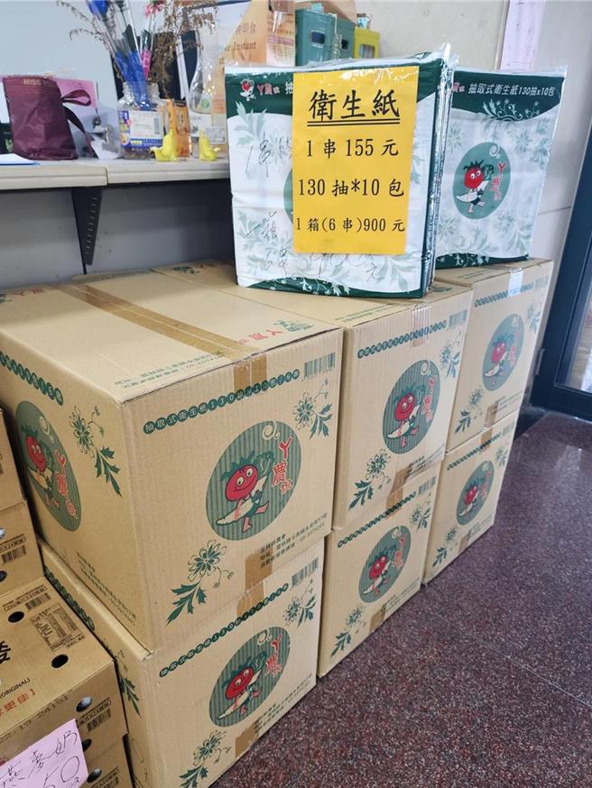 云林地检署侦办麦寮乡农会许姓总干事等人帮总统参选人郭台铭连署，指示员工每1张连署书可换取1箱卫生纸，许姓总干事因而遭收押。（本报资料照片）