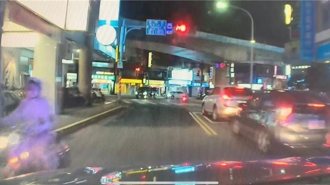 警方駕駛警車緊急將男童送醫治療。（翻攝照片／林郁平台北傳真）