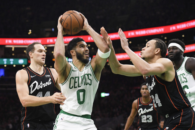 塔图面对对方包夹仍然出手。(路透)