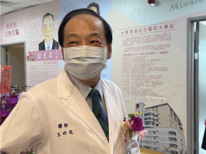 台东马偕医院第9、10、11任院长王功亮今天卸任。（蔡旻妤摄）