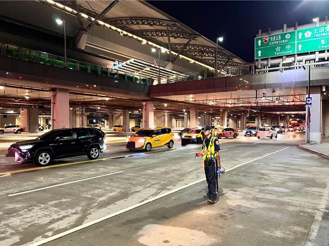 113年元旦倒計時，台中市警察局烏日分局預估此次連假將有9萬人潮湧入烏日區，，呼籲民眾多利用台鐵、公車、計程車等大眾交通運輸工具。（烏日警分局提供／潘虹恩台中傳真）