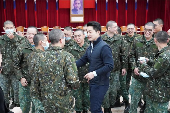 因應役期延長即將上路，台北市兵役局29日表示，民國94年（2005年）出生的男子，自元旦起若要出國，都必須事先申請核准。（示意圖，兵役局提供／丁上程台北傳真）