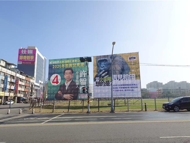 高雄七選區立委參選人鍾易仲28日召開記者會，稱三井事件許智傑是「割稻委」。（任義宇攝）