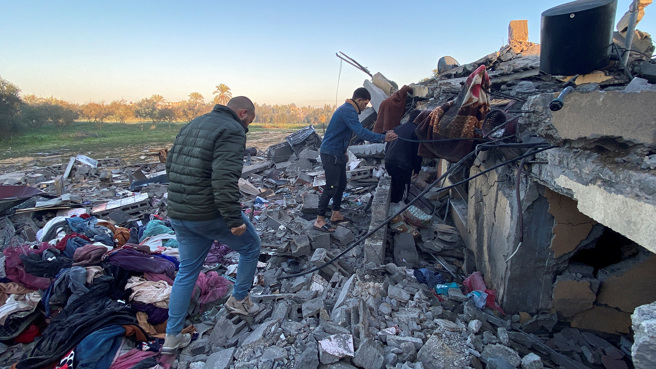 以哈戰爭至今未結束，戰火下生靈塗岸。圖為先前在加薩走廊南部，以色列部隊襲擊南部主要城市甘尤尼斯（Khan Younis）市中心一家醫院周圍，當地已擠滿因12週以哈戰爭無家可歸的家庭。(資料照/ 路透社)