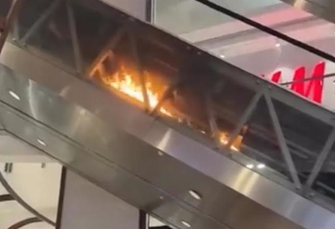 桃园某购物中心手扶梯28日传出起火燃烧，工作人员立即使用灭火器灭火。（翻摄自脸书我是中坜人）