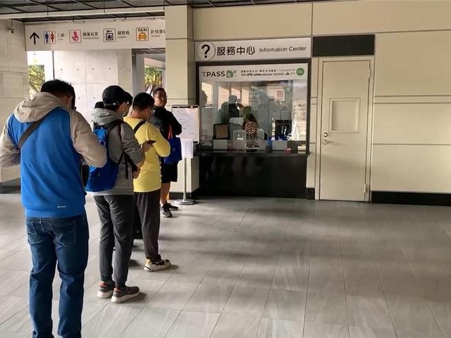 台鐵29日起一連3天，在彰化火車站等全台指定車站限定販售名片式車票，不少鐵道迷到場排隊選購。（孫英哲攝）