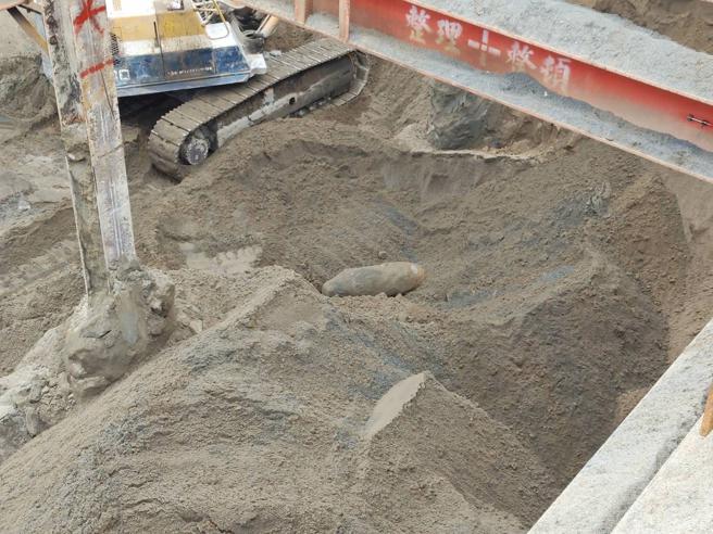 亞灣公宅工地發現疑似未爆彈，所幸並無引爆疑慮。（圖／高雄市都發局）
