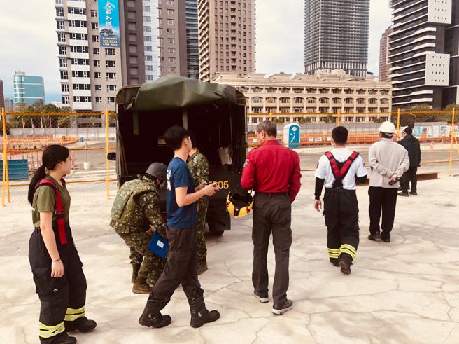 國軍防爆處理小組將未爆彈運離現場。（圖／高雄市都發局）