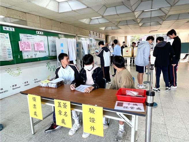 大選在即，全台八所高中串聯，舉辦「2024總統立委選舉高中生聯合模擬投票」系列活動，籌備團隊於今（29）日公布結果。（投票籌備團隊提供／楊亞璇台北傳真）