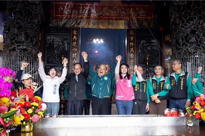 民進黨新北市議員陳永福、陳乃瑜29日上午赴新北市新店寶橋福壽宮參拜，並替立委候選人曾柏瑜站台造勢，廟方致贈菜頭、鳳梨，象徵著好彩頭、好運旺來。（曾柏瑜競選辦公室提供）