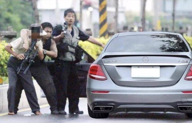 張錫銘與黨羽陳進雄19年前在高雄大寮與警駁火還挾持老農當人質，當年新聞畫面現在被拿來當哏圖。（民眾提供／曹婷婷台南傳真）