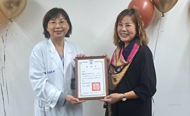 高榮南院副院長潘潔慧回贈感謝狀予陳雅晶。 （圖／高榮南院）