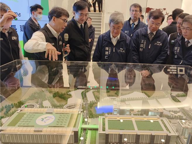 外媒报导，艺人「五月天」遭大陆施压，要在选前表达支持「一个中国」政策，国台办驳斥是假消息。行政院长陈建仁29日表示，大陆以假讯息攻击世界上各个国际，都已经是国际认证。（赖佑维摄）