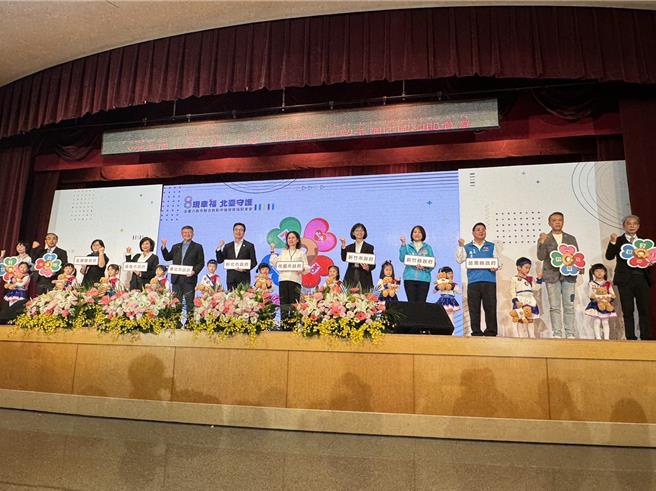 新北市聯合北台灣7縣市攜手辦理「8現幸福  北台守護」活動，今（29）日上午舉行記者會，與四大超商代表宣讀幸福誓言，宣示自明年元月20日起同步啟動幸福保衛站，將提供18歲以下家遇急難學童飢餓時，可至超商求助取餐。（柯毓庭攝）