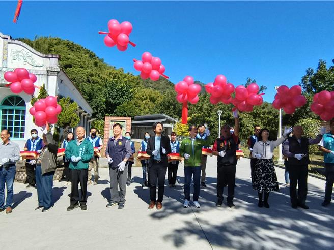 美浓广善堂周边的老旧设施及登山步道，今天美浓区公所办理竣工启用典礼，中央客委会副主委周江杰、高雄市客委会主委杨瑞霞、美浓区长谢鹤琳及乡亲贵宾等人蒞临共襄盛举。（林雅惠摄）