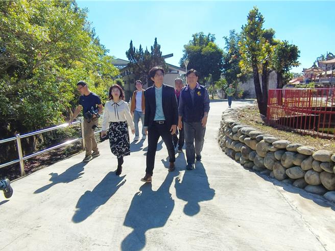 美浓广善堂周边的老旧设施及登山步道竣工启用，中央客委会副主委周江杰（中）、高雄市客委会主委杨瑞霞（左）、美浓区长谢鹤琳（右）等人体验登山步道。（林雅惠摄）