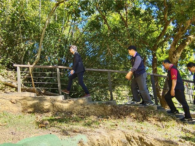 美浓广善堂周边的老旧设施及登山步道竣工启用，中央客委会副主委周江杰（前一）、美浓区长谢鹤琳（前二）等人体验登山步道。（林雅惠摄）