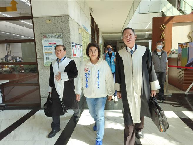 国民党嘉义市立委候选人张秀华今天由律师团陪同，到地检署按铃递状提告「选举奥步」意图使人不当选。（廖素慧摄）