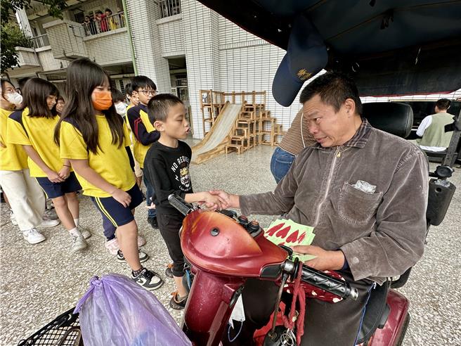新城國小「輪椅阿北」周志義即將退休，學童依依不捨道別。（王志偉攝）