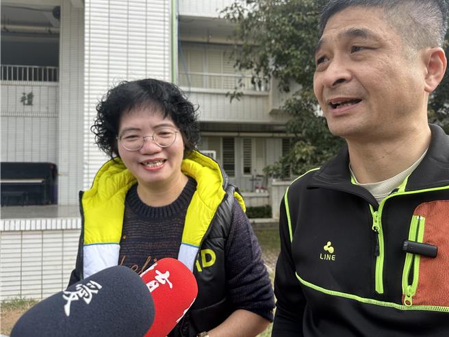 校長黃麗花與丈夫黎孝萱都在新城國小服務，今天歡送校工周志義。他還說，支持太太致贈結婚項鍊，因為這是一件非常重要的祝福。（王志偉攝）