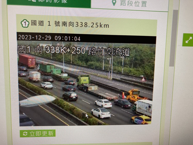 一架空拍機墜毀，造成國1路竹交流道北上路段，中斷24分鐘。（翻攝高公局即時路況）