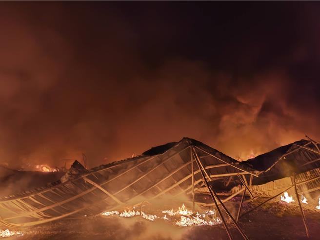 香菇寮28日晚間9時許全面燃燒且鐵皮均坍塌，濃煙與火舌直竄天際。（南投縣消防局提供／楊靜茹南投傳真）